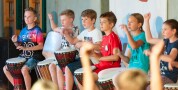 drumcoachestulln_16 schuelerinnen an djemben schmal